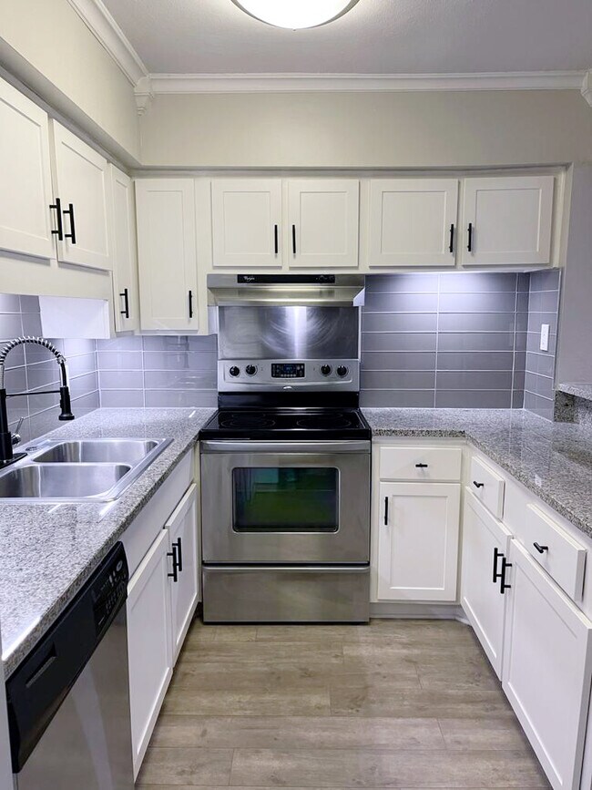 kitchen - 5212 Fleetwood Oaks Ave