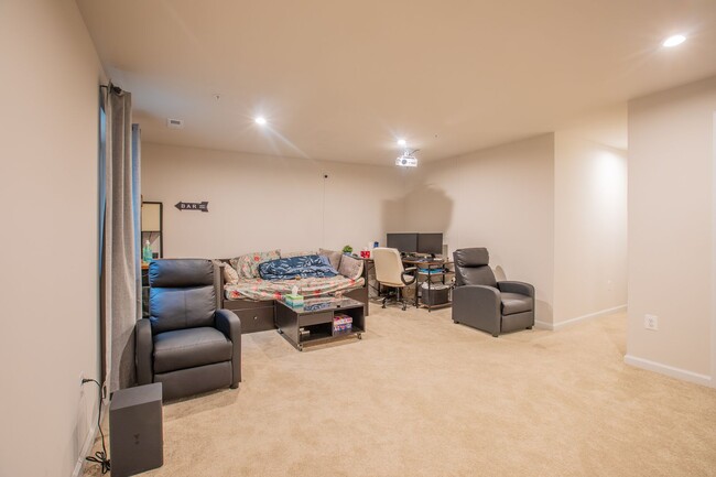 Building Photo - Exciting 3 BR/2.5 BA Townhome in Hanover!