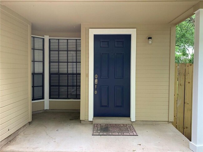 Foto del edificio - 8402 Cockney Dr