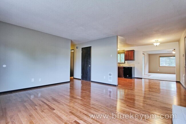 Building Photo - 3 Bed and 1.5 Bath Near Heritage High Scho...
