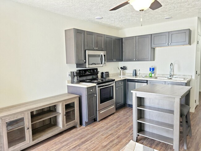 Building Photo - NEWER LUXURY ONE BEDROOM APARTMENT FULLY F...