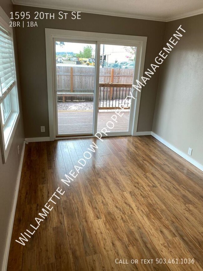 Building Photo - 2 Bedroom 1 Bathroom Newly Remodeled Duple...
