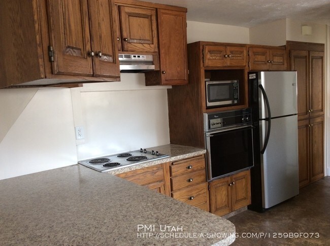Building Photo - Darling Duplex in Provo