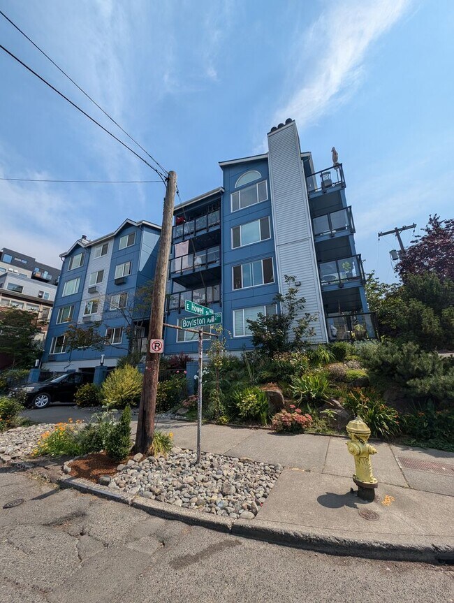 Foto del edificio - Capitol Hill Condo Available in June - Two Bedroom, High Floor Unit w/ A/C
