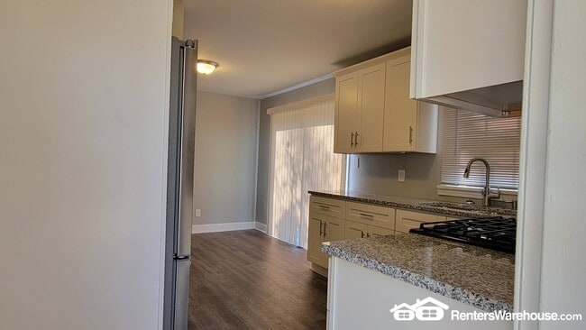 Building Photo - 131 Oak Dr SW