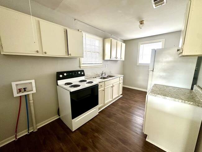 Building Photo - 601 E Adair St