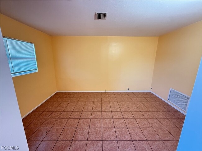 Building Photo - 304 E Jersey Rd