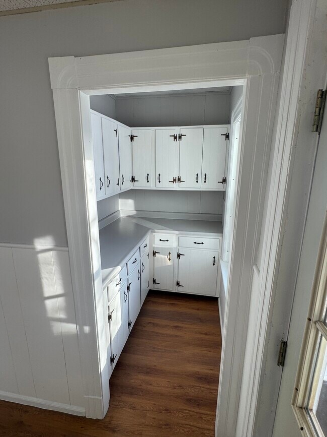 Building Photo - 2 Clinton St