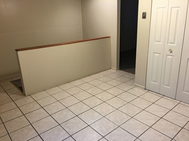 Building Photo - 3 BEDROOM HOME FULL BASEMENT
