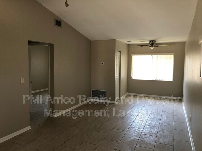 Building Photo - 811 Orchid Springs Dr