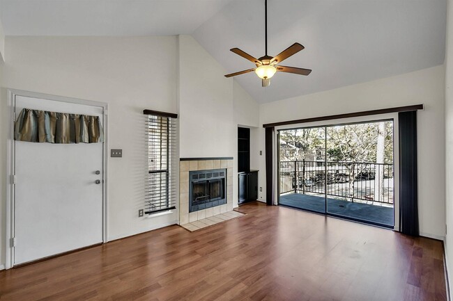 Foto del edificio - 3500 Tangle Brush Drive Apt #202, The Wood...