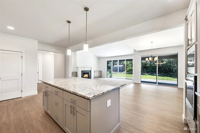 Foto del edificio - 4 bedrooms & 3 bath's in a hard to find ra...