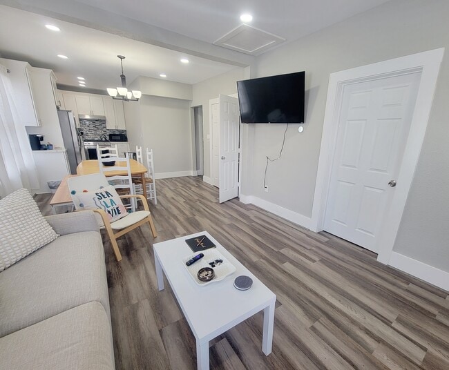 Sala de estar y comedor - 2414 44th St