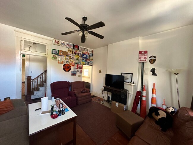 Foto del edificio - 6 Bedroom House Available Next to UC Campus