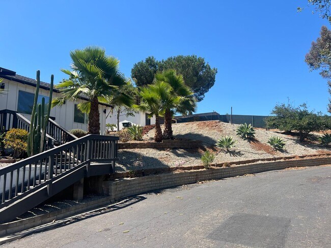 Foto del edificio - Stunning Views and Custom upgrades AVAILAB...