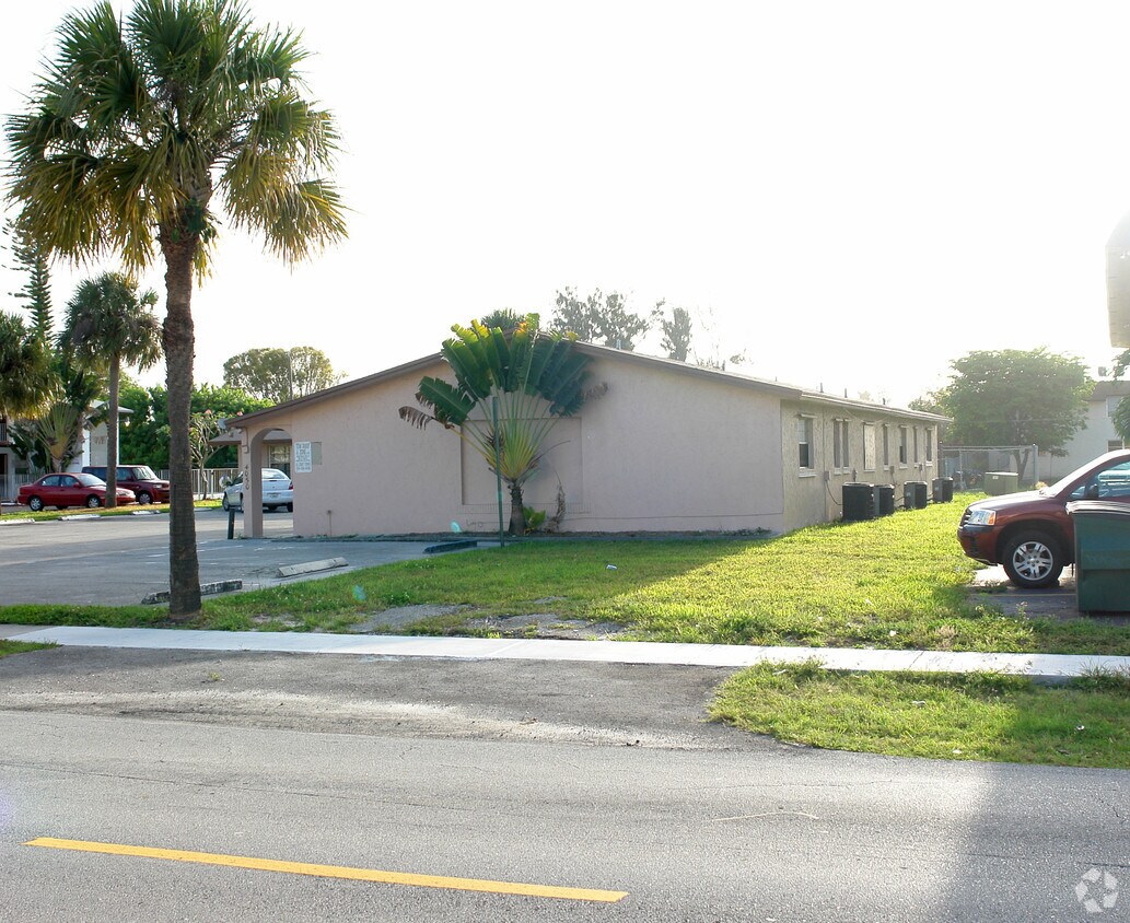 Building Photo - 4050 SW 61st Ave