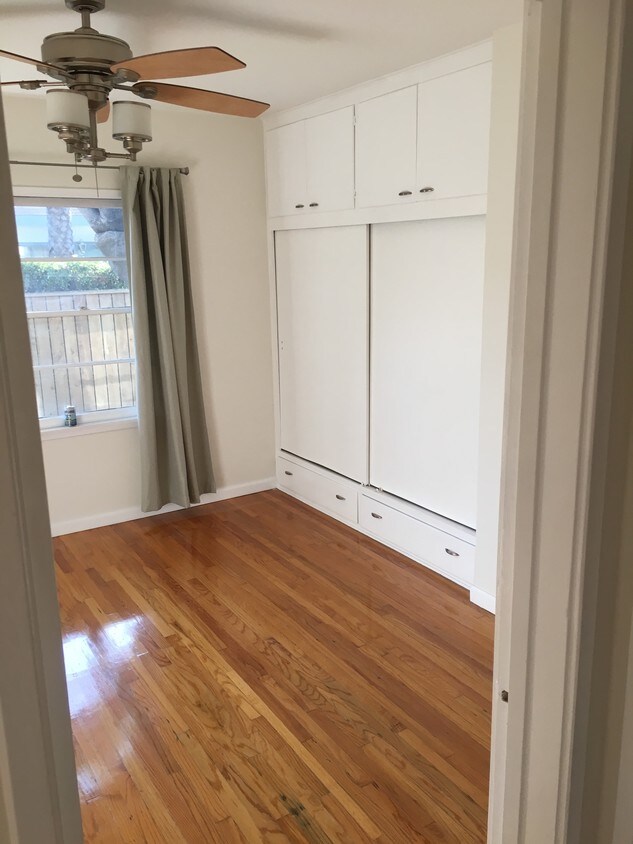 1 Bedroom, ceiling fan, hardwood floors! - 2411 Oak St