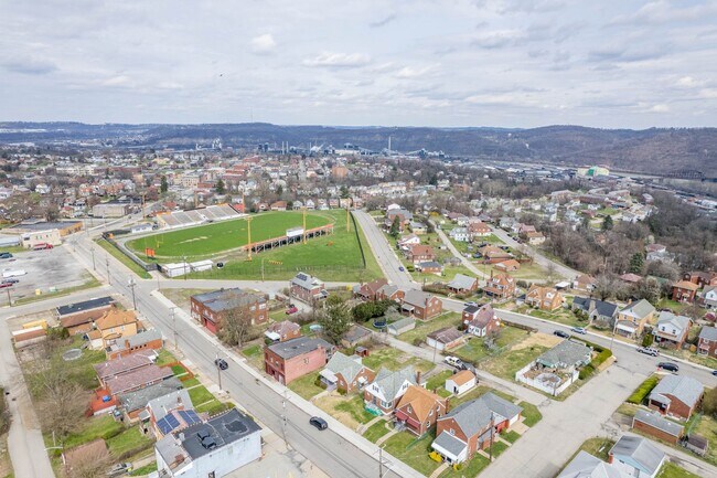 Building Photo - 826 Miller Ave