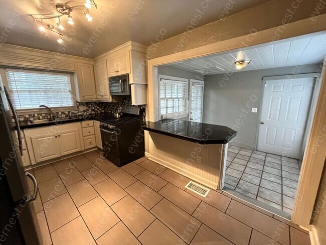 Building Photo - 830 Colonial Cir