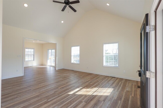 Foto del edificio - 7251 Hilliard Cir