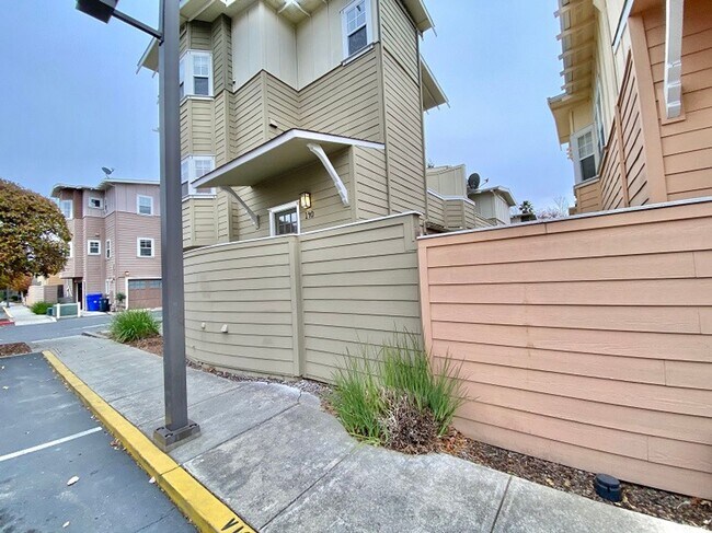 Foto del edificio - 140 Valley Oak Dr