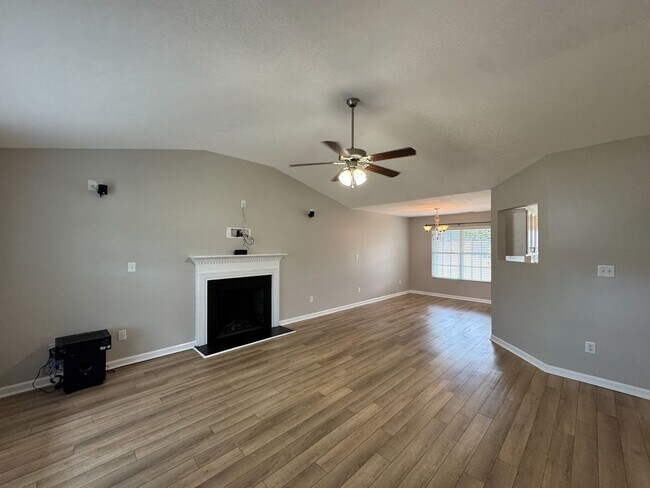 Building Photo - Charming 3 Bed 2 Bath Home in Hope Mills
