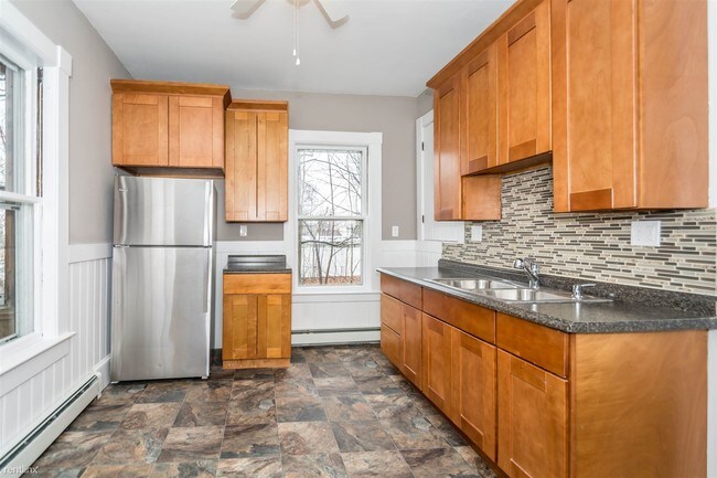 Building Photo - 3 br, 1 bath Triplex - 244 Lake St