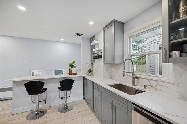 Foto del edificio - 16 Hickory Rd