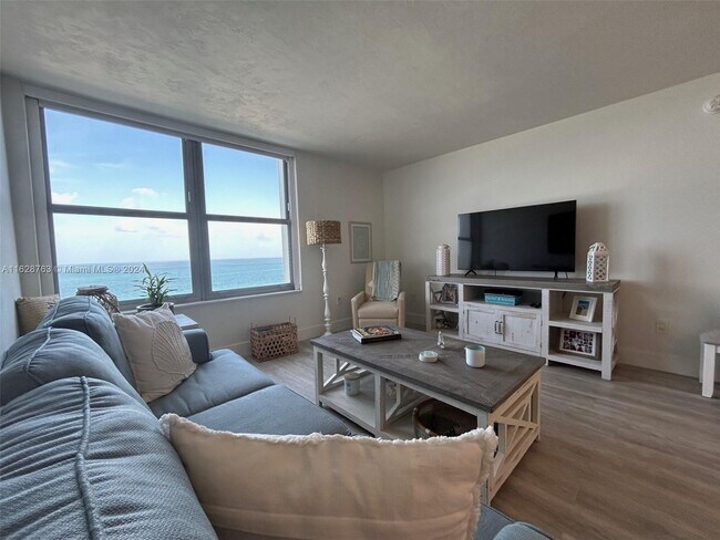 Building Photo - 2899 Collins Ave