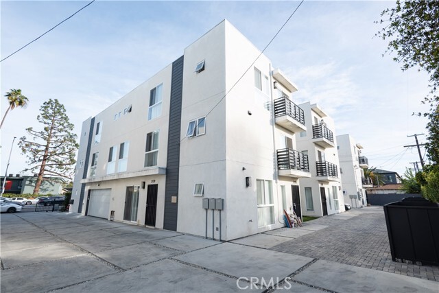 Building Photo - 2725 S La Brea Ave