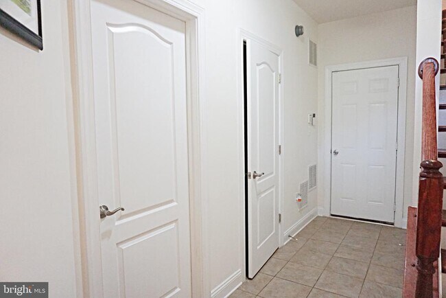 Building Photo - 7903 Yellowstone Way