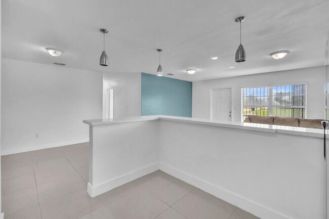 Foto del edificio - $3,300MONTHLY;17115 NW 12TH CT MIAMI, FL
