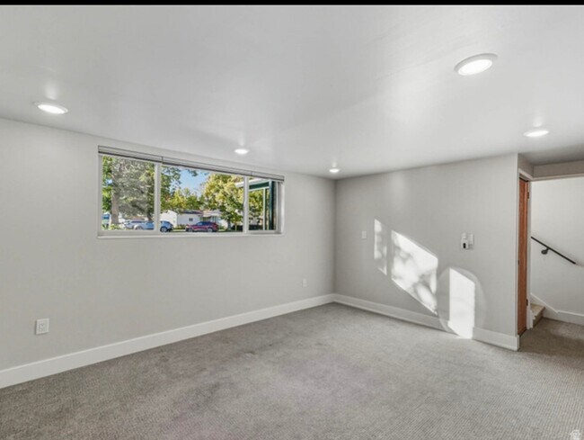 Building Photo - 2036 Highland View Cir