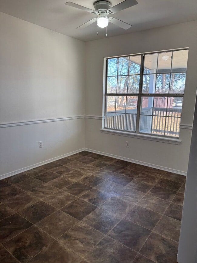 Building Photo - Charming 3 bedroom,  2 Bathroom