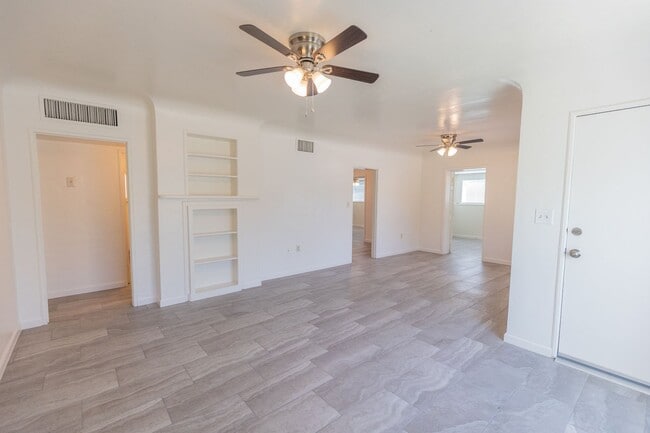 Building Photo - Perfect 4 bed 2 bath home across the stree...