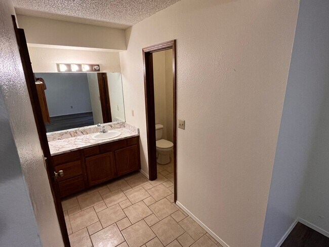 Foto del edificio - 3 br, 2 bath House - 703 Broken Arrow (743)