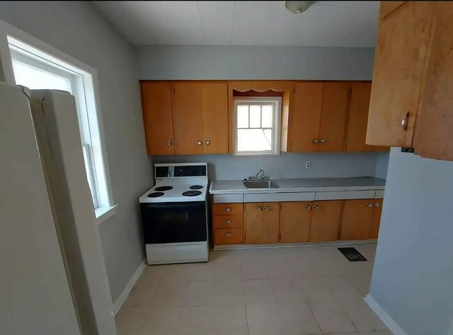 Building Photo - 468 Lipton St