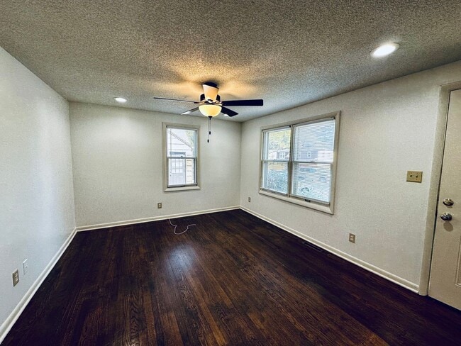 Foto del edificio - {8146} Charming Waldo Ranch + Hardwood Flo...