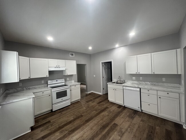 Kitchen - 641 Tenny Ave