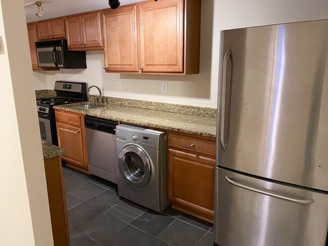 Building Photo - Spacious 1BR Apartment w/ Private Patio in...