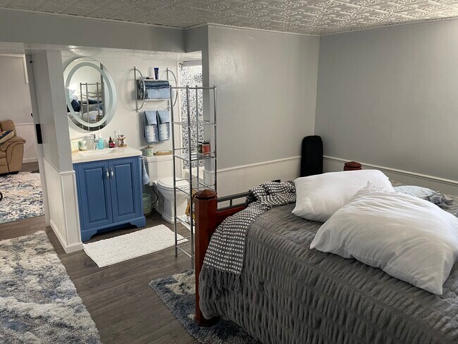 Queen bed with En-suite bathroom - 268 E 9000 S