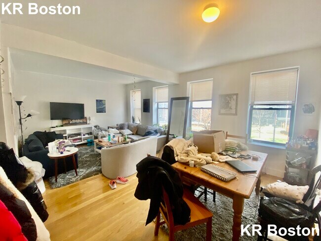 Foto del edificio - 742 Columbus Ave