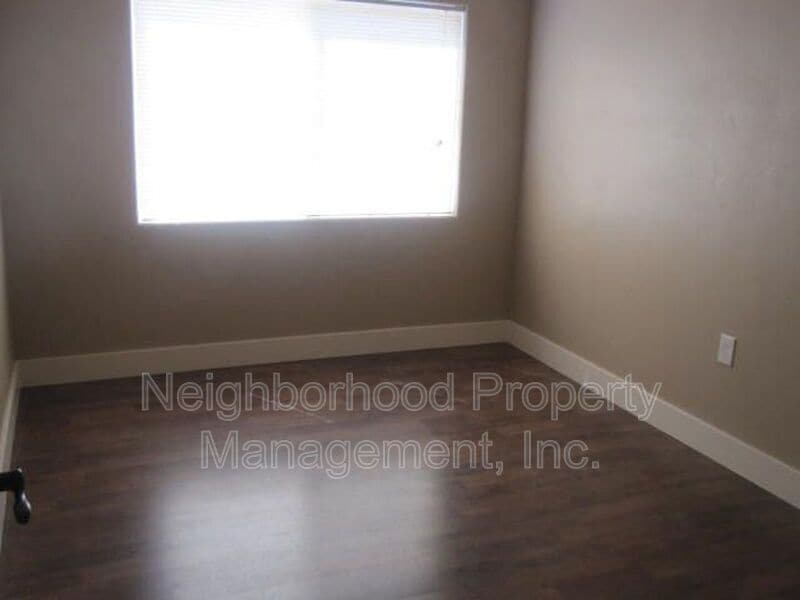 Building Photo - 104 N Calaveras St