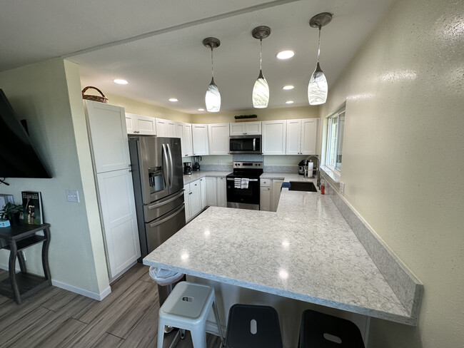 Kitchen (Includes stainless steel appliances) - 44-104 Puuohalai Pl