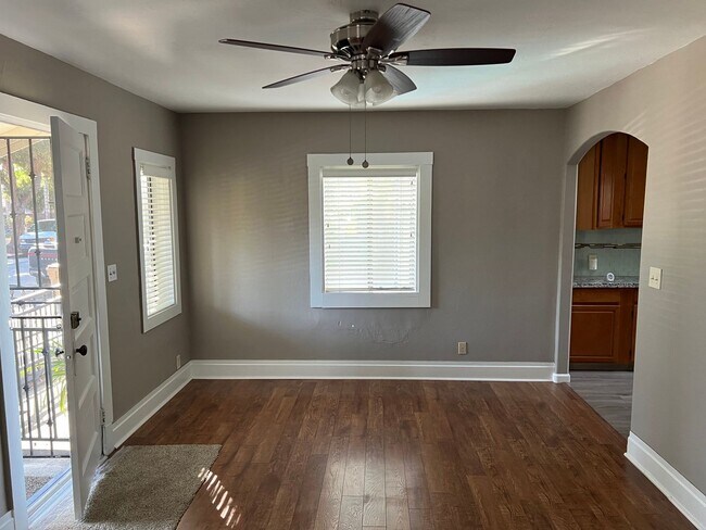 Building Photo - West Side 2 Bedroom