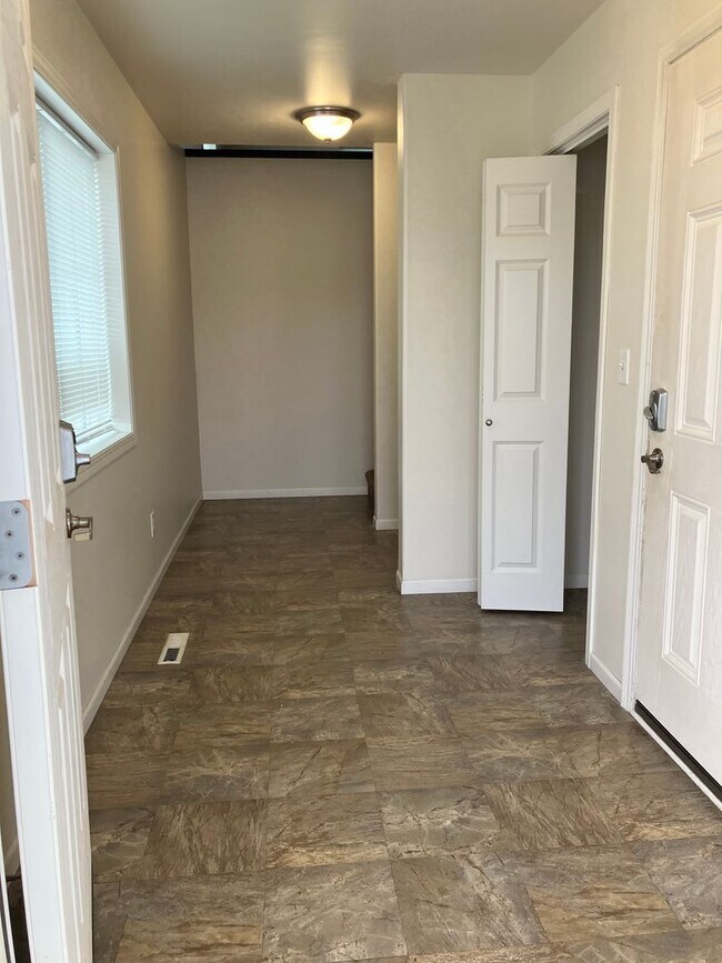 Building Photo - 3 Bed 3 Bath Twin Home