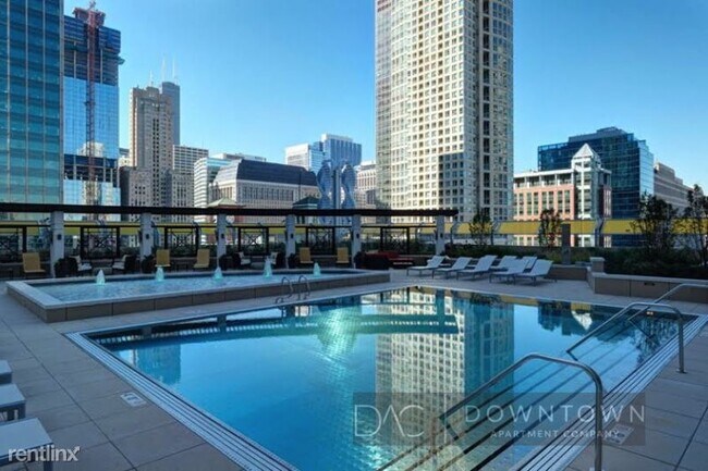 Building Photo - 420 N Clark St
