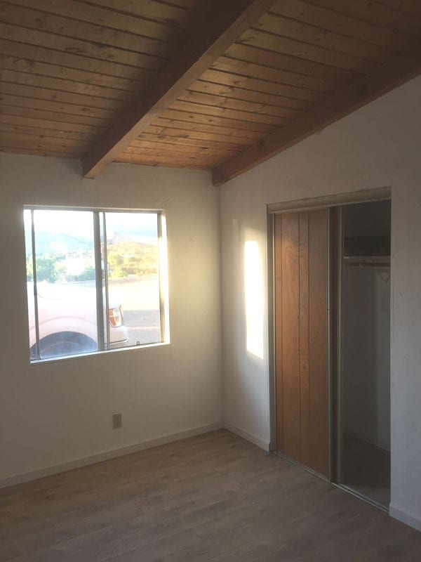 Uno de los tres dormitorios pequeños. - 10160 Escondido Canyon Rd