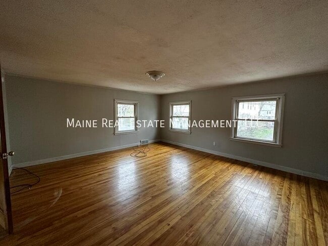 Building Photo - 142 Pine St