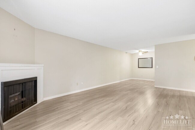Building Photo - 1 Bed, 1 Bath Condo for Rent in Surrey Central!